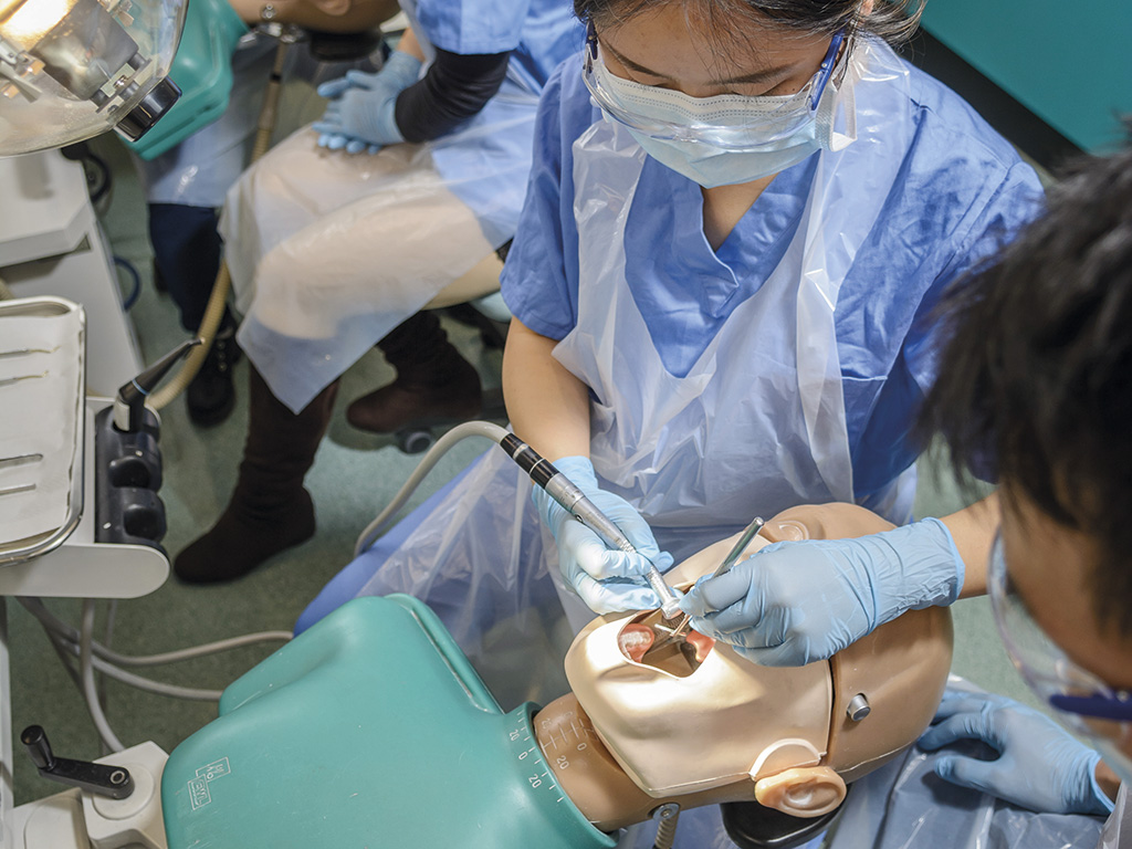 Sun Yat Sen students practising their clinical skills